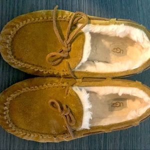 Kids Ugg Dakota slippers, so cute and comfortable!